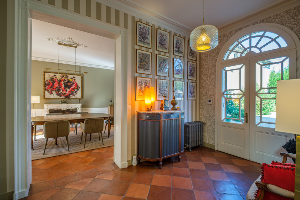 Großes Klassisches Foyer mit beiger Wandfarbe, Terrakottaboden, Doppeltür, weißer Haustür, rotem Boden, eingelassener Decke und Tapetenwänden in Bordeaux