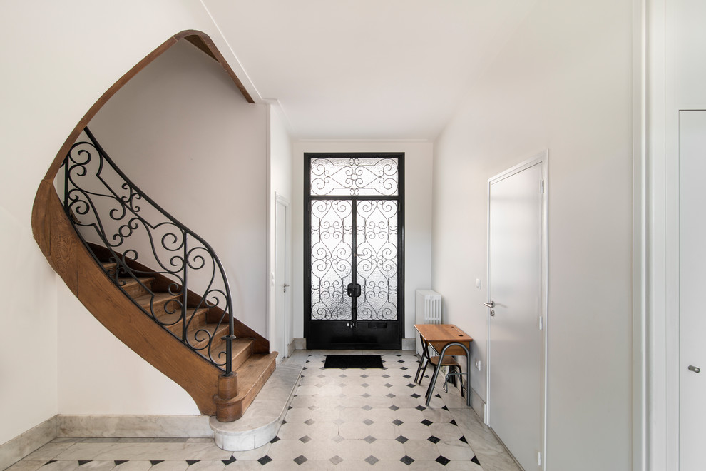 ルアーブルにある低価格の中くらいなコンテンポラリースタイルのおしゃれな玄関ロビー (白い壁、大理石の床、金属製ドア、白い床) の写真