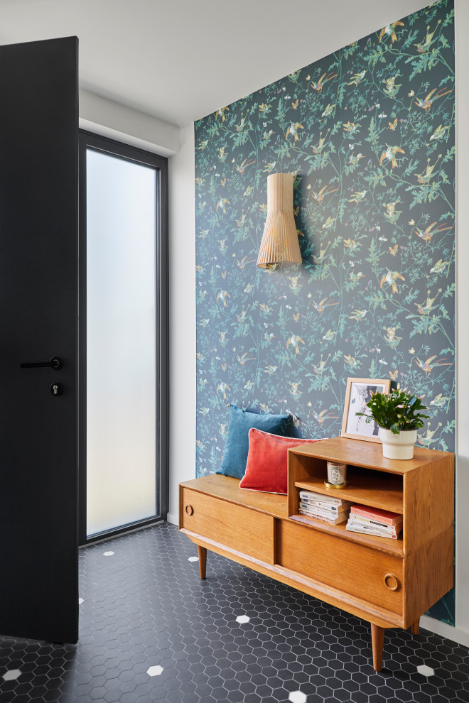 Stilmix Eingang mit weißer Wandfarbe, Keramikboden, Einzeltür, grauer Haustür, schwarzem Boden und Tapetenwänden in Nantes