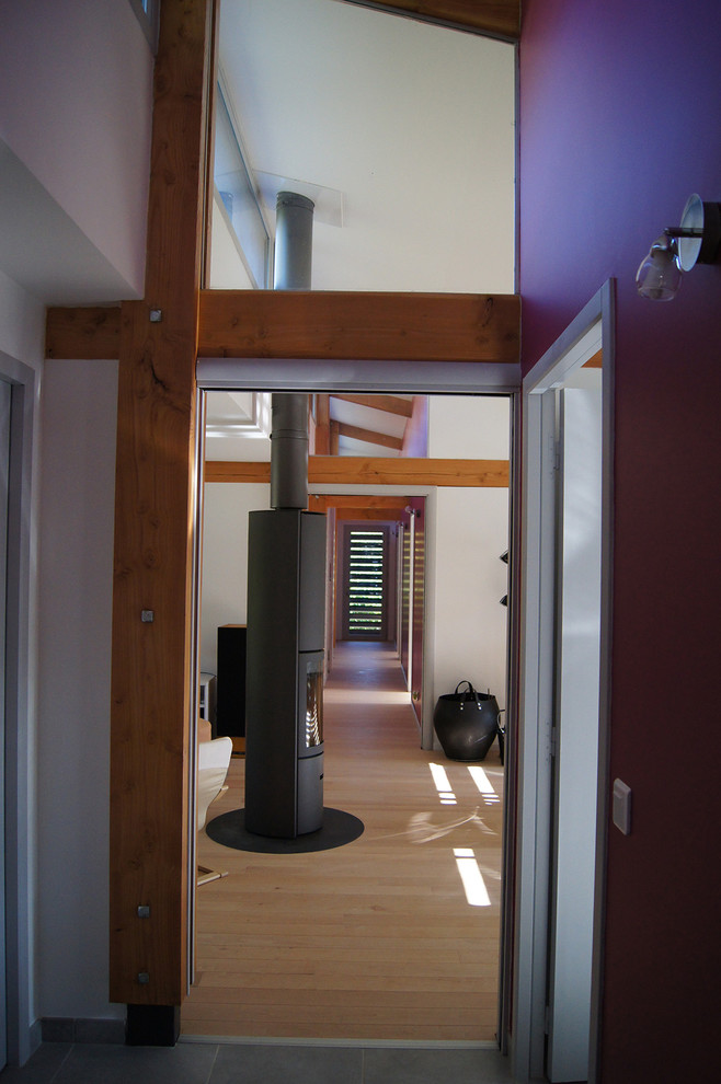 Идея дизайна: маленькая узкая прихожая в современном стиле с фиолетовыми стенами, полом из керамической плитки, одностворчатой входной дверью и стеклянной входной дверью для на участке и в саду