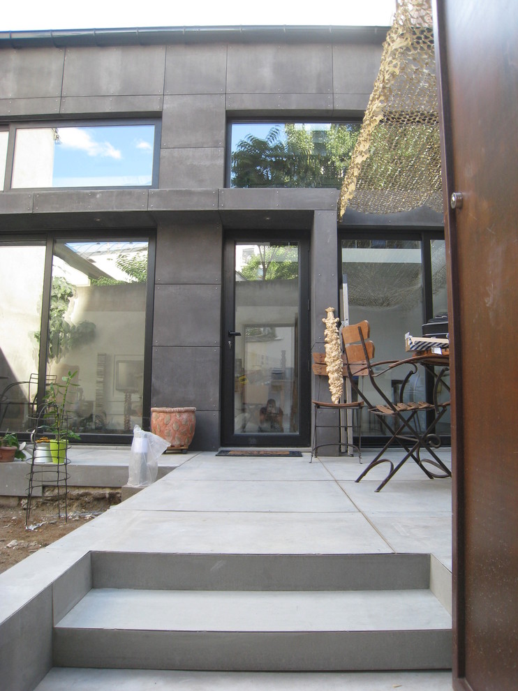 Moderne Haustür mit Einzeltür in Paris