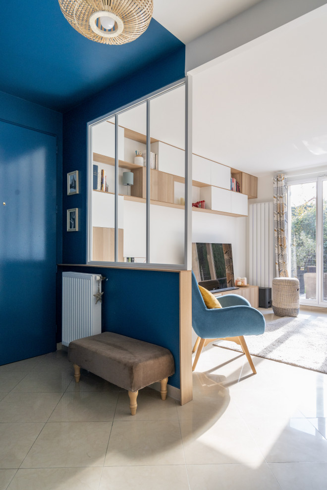 Diseño de distribuidor de estilo de casa de campo pequeño con paredes azules, suelo de baldosas de cerámica, puerta simple, puerta azul y suelo beige