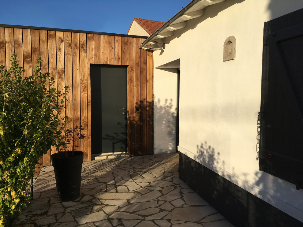На фото: маленькая входная дверь в современном стиле с бежевыми стенами, полом из керамической плитки, одностворчатой входной дверью, серой входной дверью и серым полом для на участке и в саду