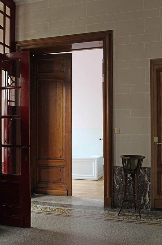 Свежая идея для дизайна: большое фойе в викторианском стиле с бежевыми стенами, гранитным полом, двустворчатой входной дверью, входной дверью из темного дерева и разноцветным полом - отличное фото интерьера