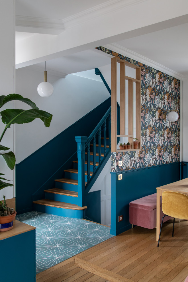 Идея дизайна: фойе среднего размера в стиле модернизм с синими стенами, бетонным полом, одностворчатой входной дверью, серой входной дверью и синим полом