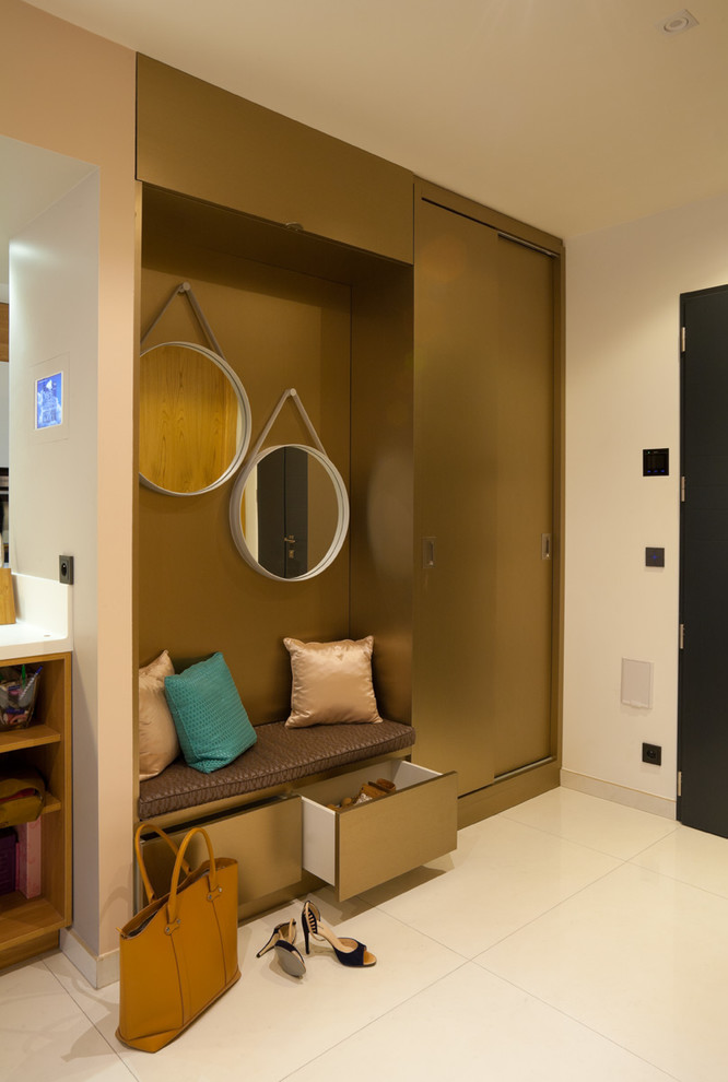 Стильный дизайн: тамбур среднего размера в современном стиле с коричневыми стенами, полом из керамической плитки и черной входной дверью - последний тренд