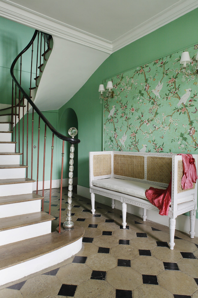 ブレストにあるラグジュアリーな広いトラディショナルスタイルのおしゃれな玄関ロビー (緑の壁) の写真
