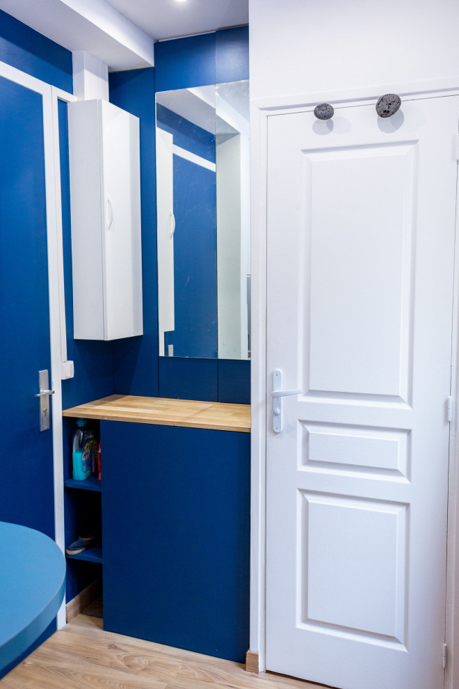 Cette image montre une petite entrée minimaliste avec un vestiaire et une porte simple.