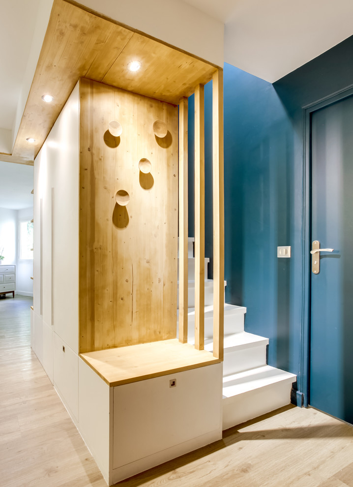 Idee per un ingresso minimal di medie dimensioni con pareti blu e pavimento in linoleum