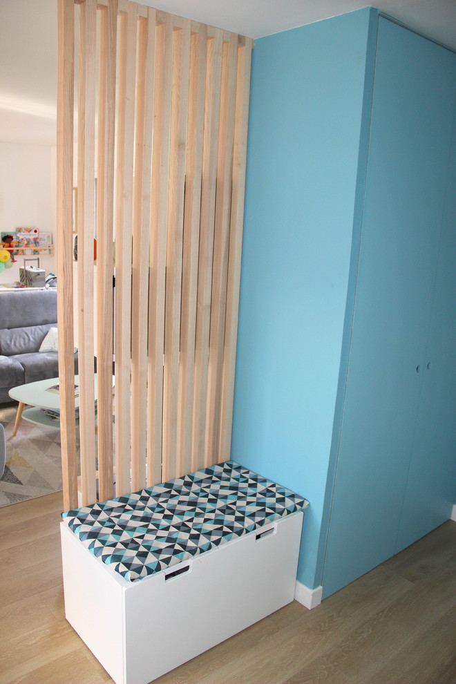 Idee per un ingresso scandinavo di medie dimensioni con pareti blu, pavimento in laminato e pavimento beige