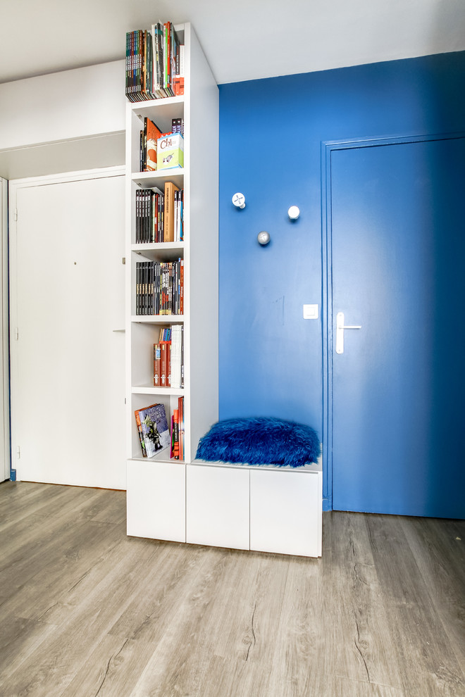Inspiration för en mellanstor funkis foajé, med blå väggar, vinylgolv och en pivotdörr