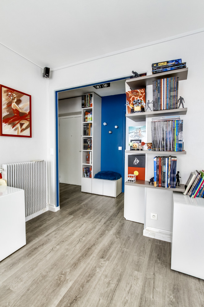 На фото: фойе среднего размера в современном стиле с синими стенами, полом из винила и поворотной входной дверью