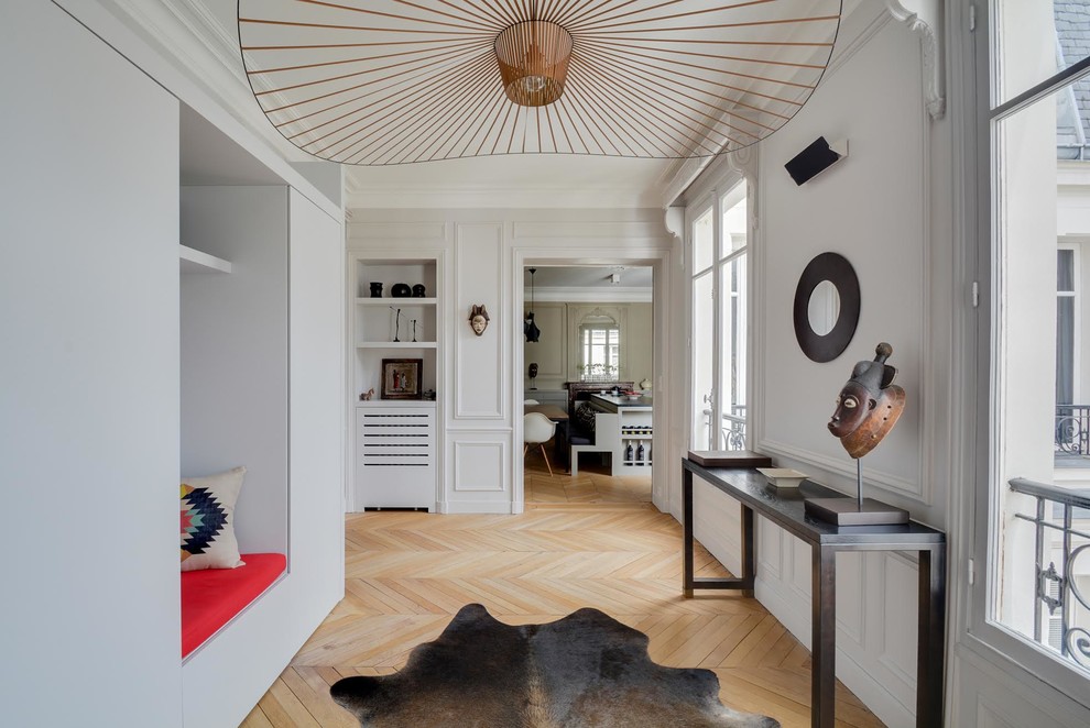 Inspiration for a transitional entryway remodel in Paris