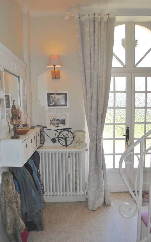Klassisches Foyer mit beiger Wandfarbe, Terrazzo-Boden, Doppeltür und Haustür aus Glas in Nantes