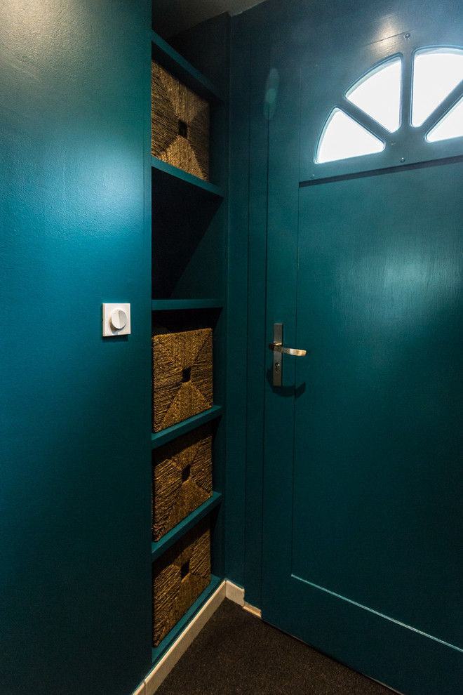 Idee per un piccolo ingresso contemporaneo con pareti blu, moquette, una porta singola, una porta blu e pavimento grigio