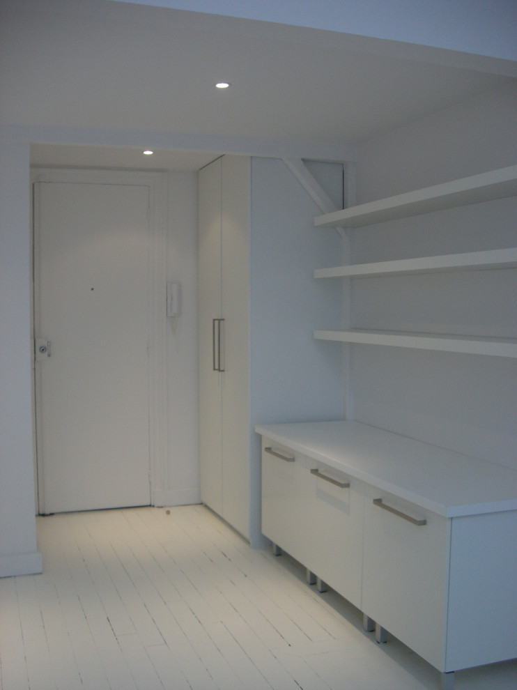 Exemple d'un petit vestibule chic avec un mur blanc, parquet peint, une porte simple, une porte blanche et un sol blanc.
