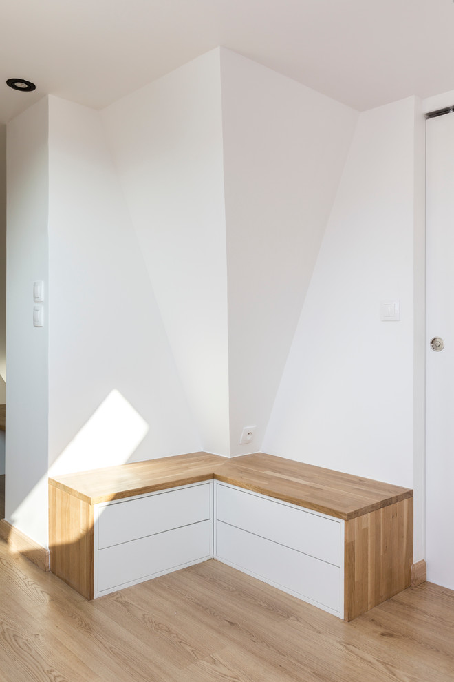 Inspiration för små moderna kapprum, med vita väggar, ljust trägolv, en enkeldörr, en vit dörr och beiget golv