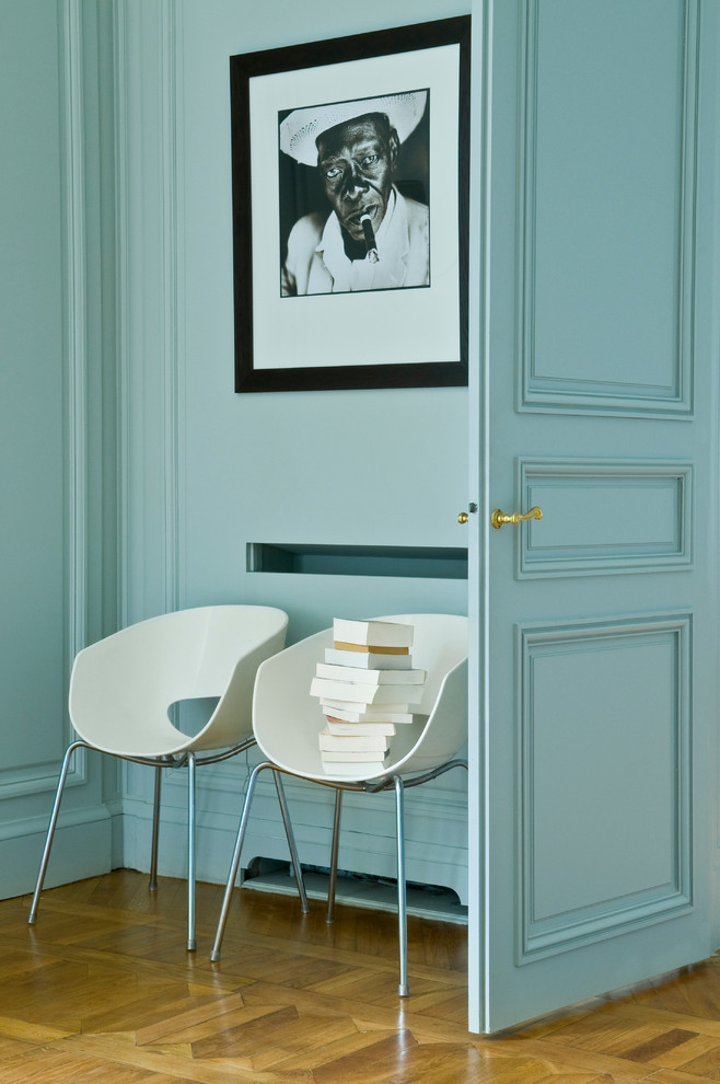 Imagen de puerta principal ecléctica de tamaño medio con paredes azules, suelo de madera clara, puerta simple, puerta azul y suelo beige