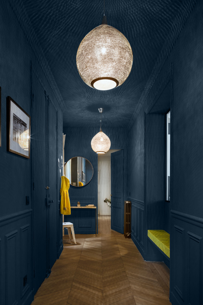 На фото: фойе среднего размера в стиле неоклассика (современная классика) с синими стенами, светлым паркетным полом, двустворчатой входной дверью и синей входной дверью с