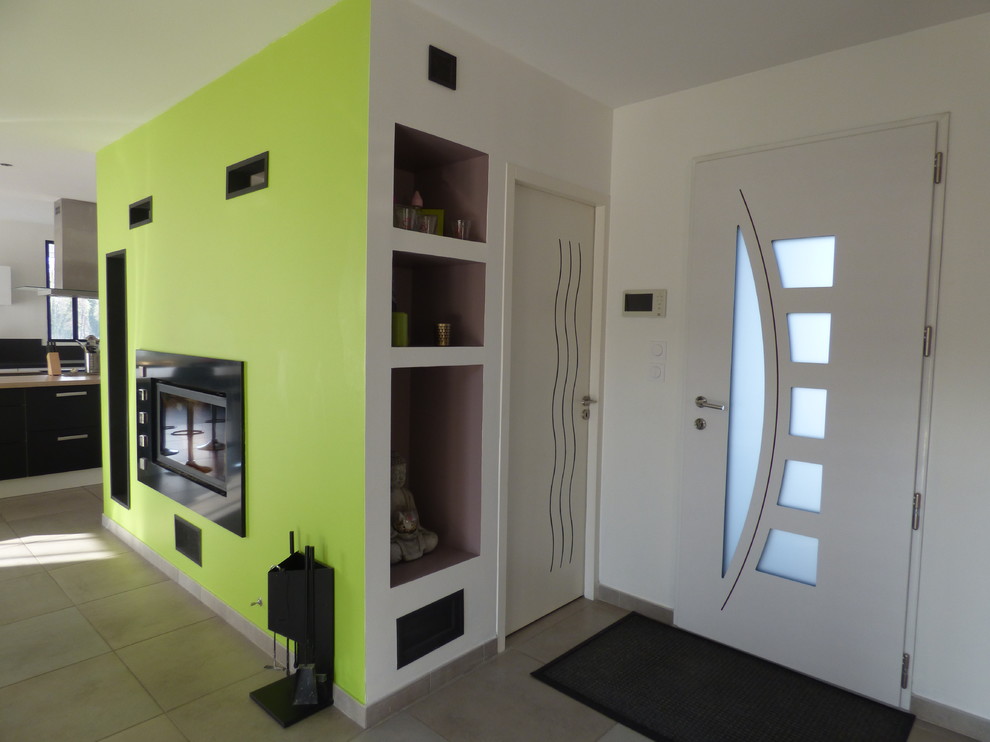 Diseño de entrada contemporánea con paredes verdes, suelo de baldosas de cerámica, puerta simple y suelo gris