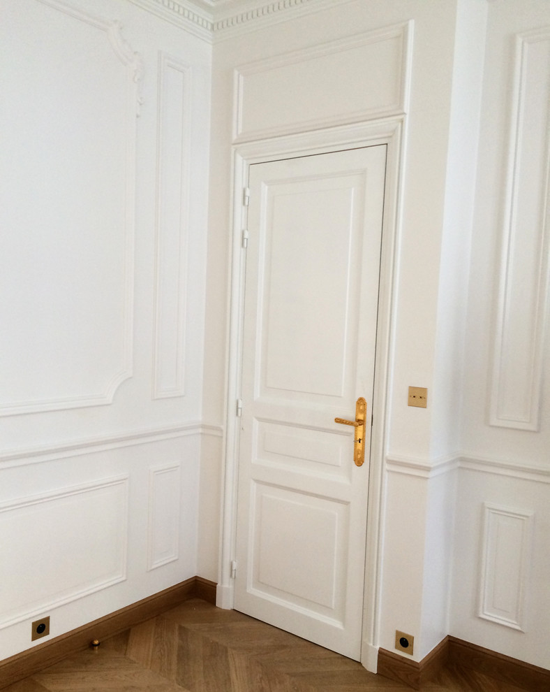 Inspiration for a mid-sized timeless entryway remodel in Paris