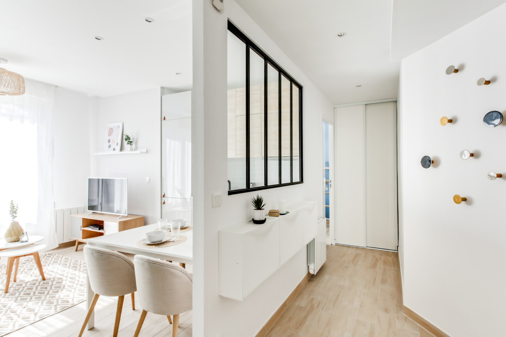 Источник вдохновения для домашнего уюта: большая узкая прихожая в стиле модернизм с белыми стенами, полом из терракотовой плитки, одностворчатой входной дверью, белой входной дверью и бежевым полом