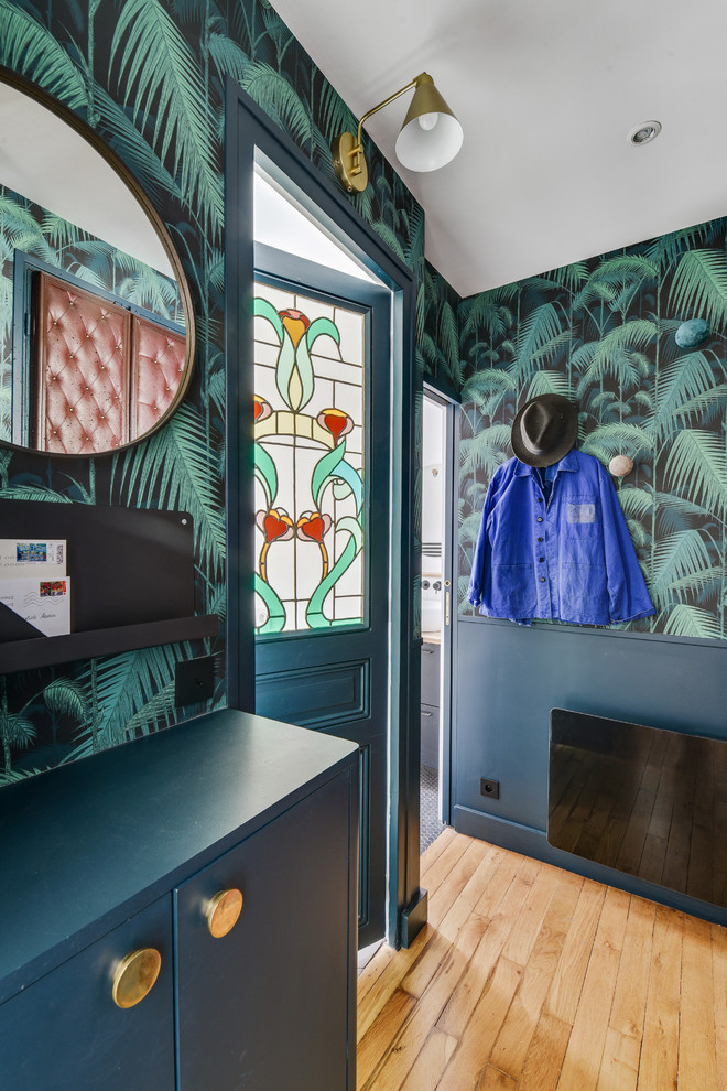 На фото: прихожая в современном стиле с разноцветными стенами, паркетным полом среднего тона, одностворчатой входной дверью, синей входной дверью и бежевым полом с