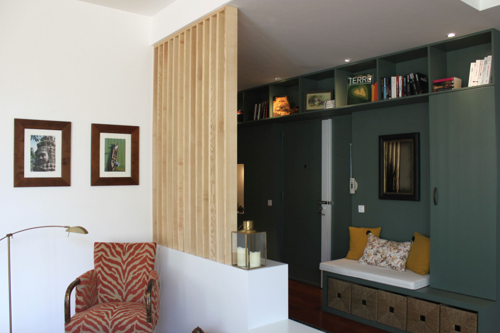 Стильный дизайн: большое фойе в современном стиле с зелеными стенами, темным паркетным полом, двустворчатой входной дверью, зеленой входной дверью и оранжевым полом - последний тренд