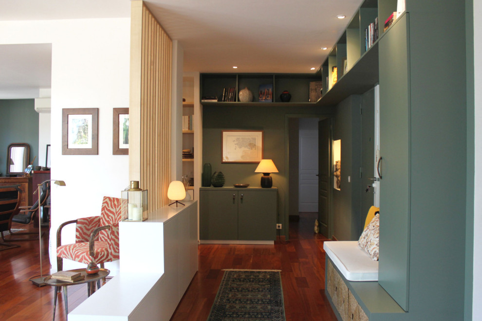 Inspiration för stora moderna foajéer, med gröna väggar, mörkt trägolv, en dubbeldörr, en grön dörr och orange golv
