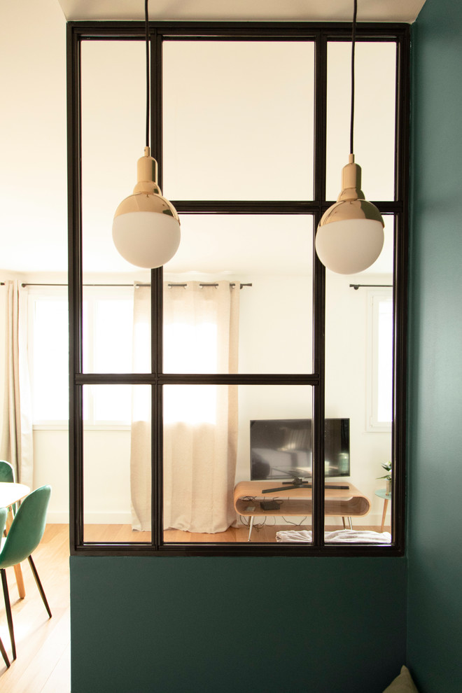 Inspiration pour un petit hall d'entrée minimaliste avec un mur vert, un sol en bois brun, une porte simple, une porte blanche et un sol marron.