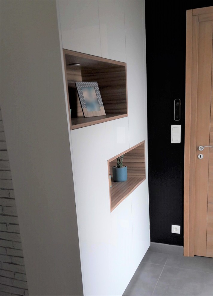 Свежая идея для дизайна: фойе среднего размера в скандинавском стиле с серыми стенами, полом из керамической плитки, одностворчатой входной дверью, металлической входной дверью и серым полом - отличное фото интерьера