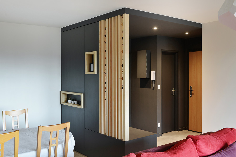 На фото: фойе среднего размера в современном стиле с серыми стенами, полом из линолеума, одностворчатой входной дверью, входной дверью из светлого дерева и серым полом