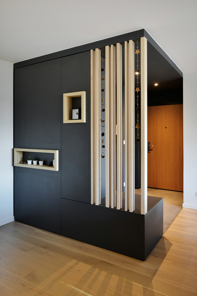 Inspiration pour un hall d'entrée design de taille moyenne avec un mur gris, un sol en linoléum, une porte simple, une porte en bois clair et un sol gris.