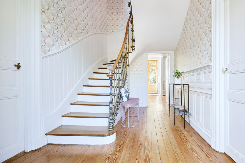 Foto de entrada ecléctica de tamaño medio con paredes blancas, suelo de madera en tonos medios y suelo beige