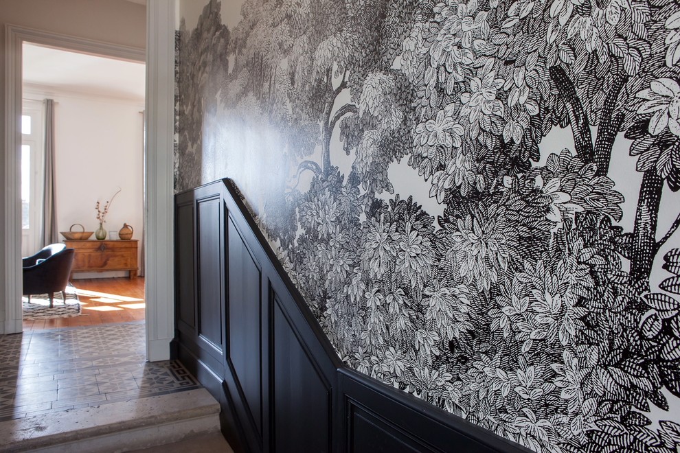 Idée de décoration pour un vestibule tradition de taille moyenne avec un mur noir, un sol en carrelage de céramique, une porte simple, une porte blanche et un sol gris.