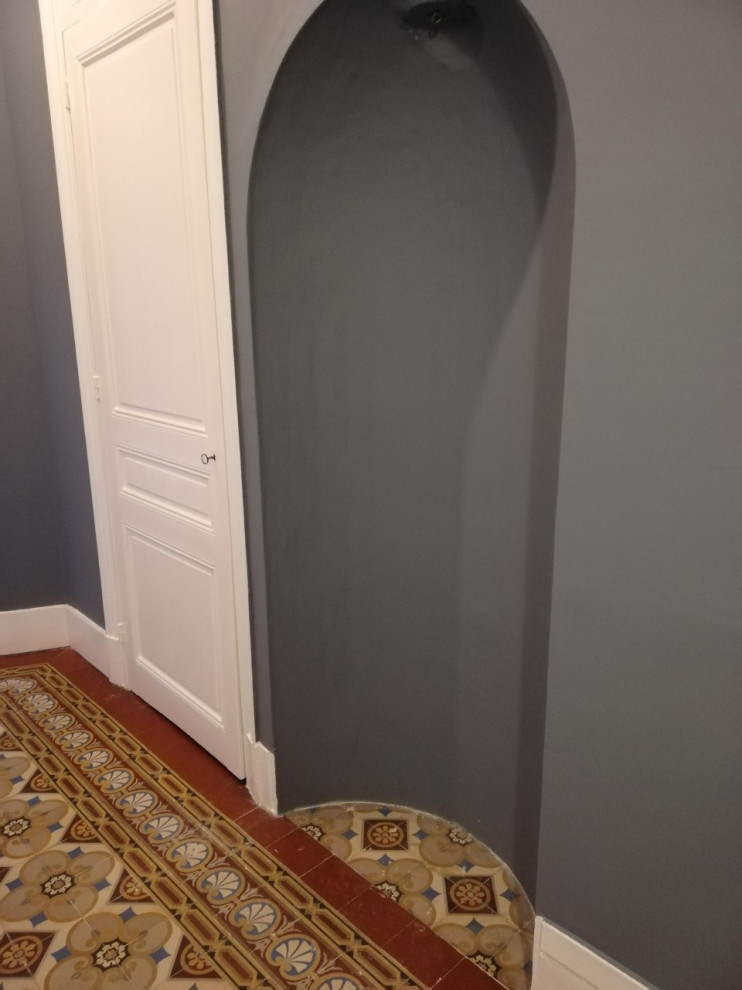Ispirazione per un ingresso moderno di medie dimensioni con pareti grigie, pavimento con piastrelle in ceramica, una porta singola, una porta in legno bruno e pavimento beige