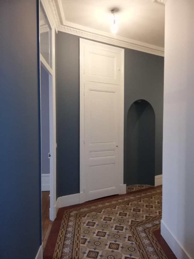 Ispirazione per un ingresso minimalista di medie dimensioni con pareti grigie, pavimento con piastrelle in ceramica, una porta singola, una porta in legno bruno e pavimento beige