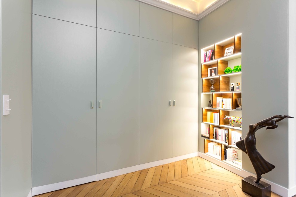 Diseño de distribuidor actual grande con paredes grises, suelo de madera en tonos medios, puerta doble y suelo marrón