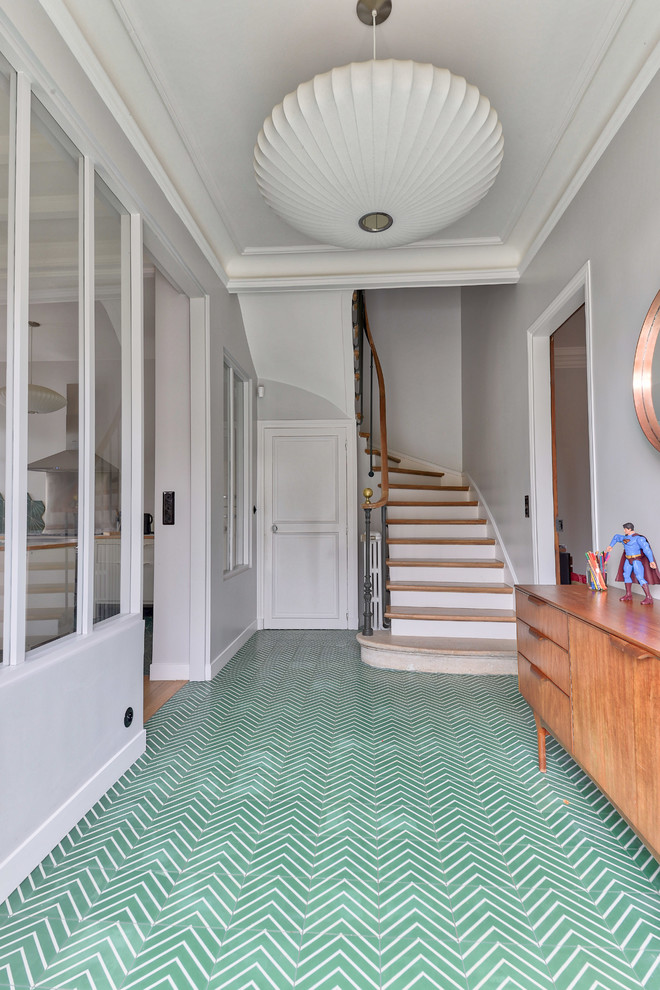 Idee per un ingresso design di medie dimensioni con pareti bianche, pavimento con piastrelle in ceramica e pavimento verde