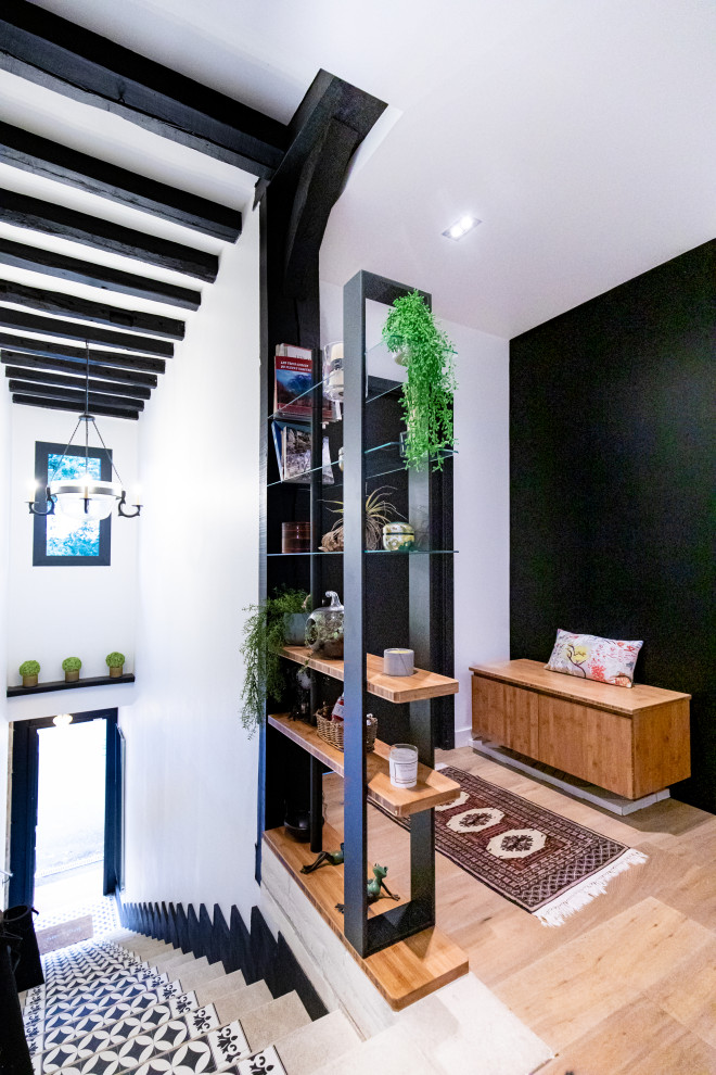 Eklektischer Eingang mit weißer Wandfarbe, braunem Holzboden, Einzeltür, schwarzer Haustür und braunem Boden in Toulouse