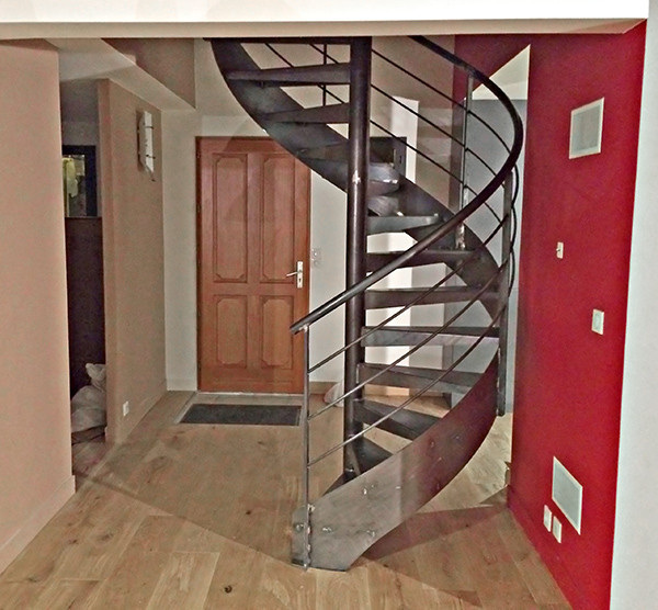 На фото: большая лестница в стиле лофт с