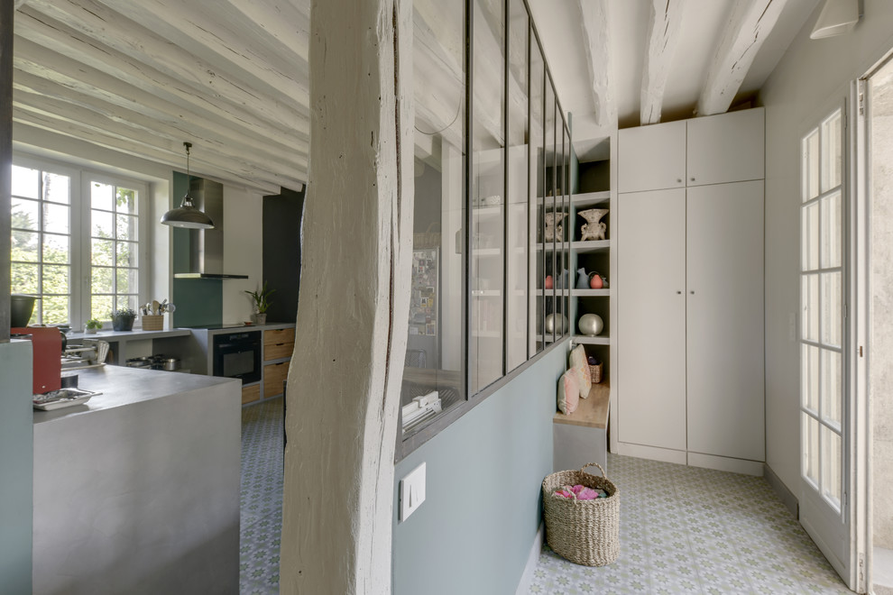 Источник вдохновения для домашнего уюта: узкая прихожая среднего размера в стиле лофт с зелеными стенами, полом из терракотовой плитки, двустворчатой входной дверью, белой входной дверью и зеленым полом