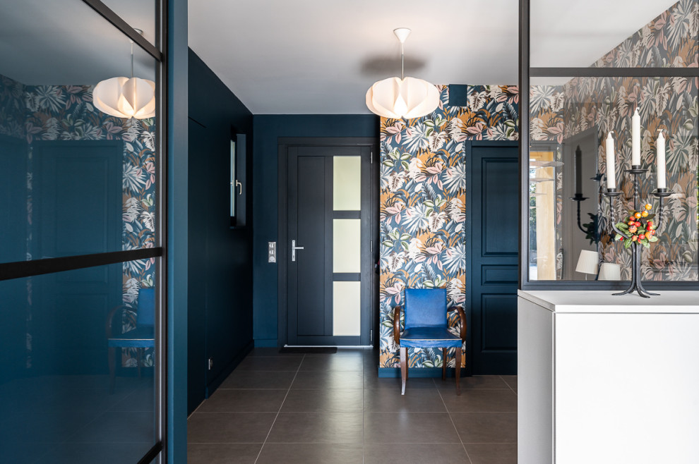 Идея дизайна: большое фойе в современном стиле с синими стенами, полом из керамической плитки, одностворчатой входной дверью, серой входной дверью и серым полом