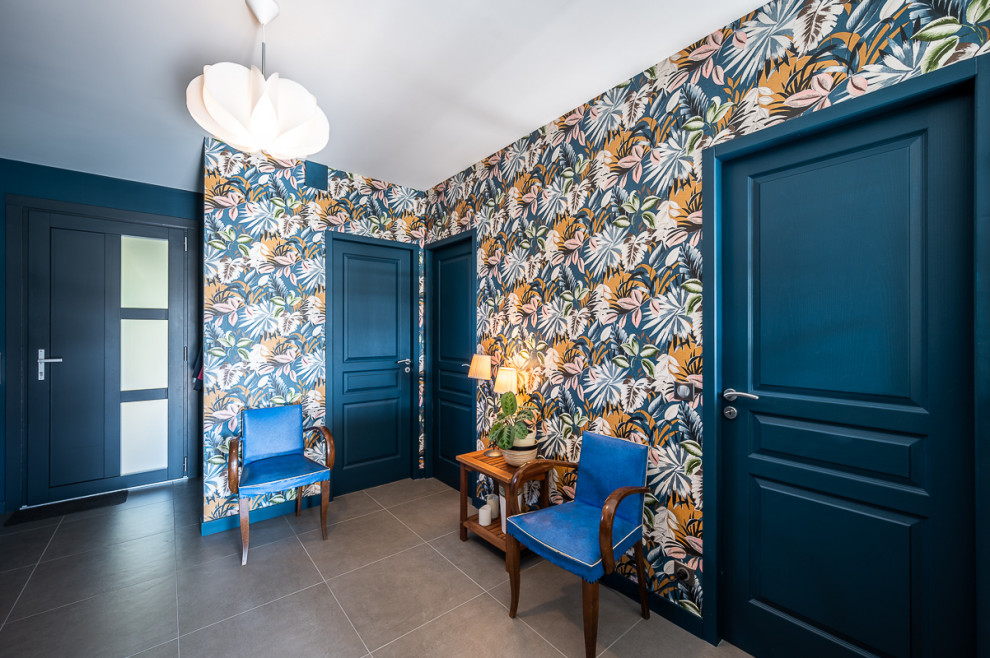 Пример оригинального дизайна: большое фойе в современном стиле с синими стенами, полом из керамической плитки, одностворчатой входной дверью, серой входной дверью и серым полом