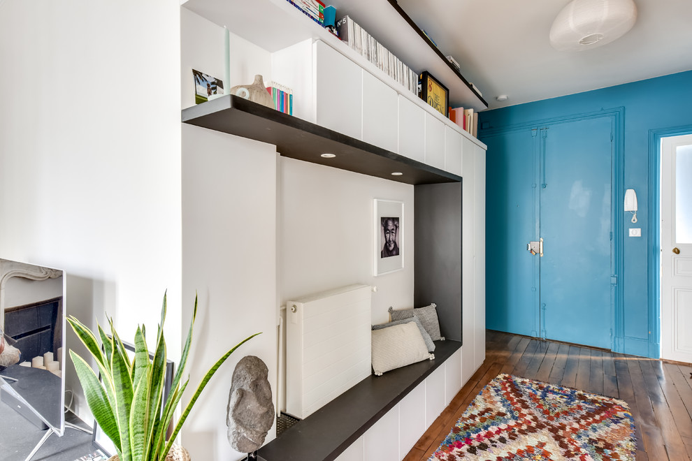 Großes Modernes Foyer mit weißer Wandfarbe, dunklem Holzboden, Doppeltür, blauer Haustür und braunem Boden in Paris