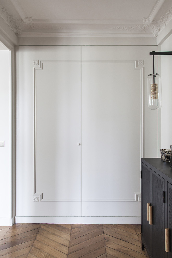 Photo of a medium sized scandinavian foyer in Paris with white walls, light hardwood flooring, a single front door, a white front door and brown floors.