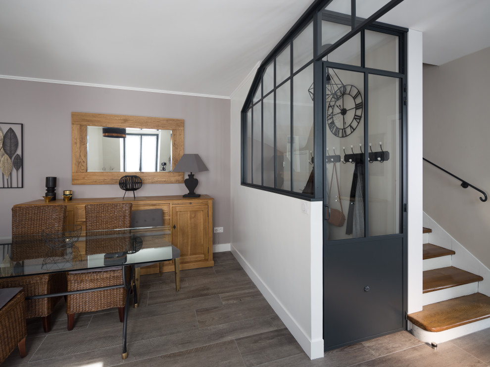 Design ideas for a medium sized contemporary boot room in Paris with grey walls, light hardwood flooring, a single front door, a black front door and grey floors.