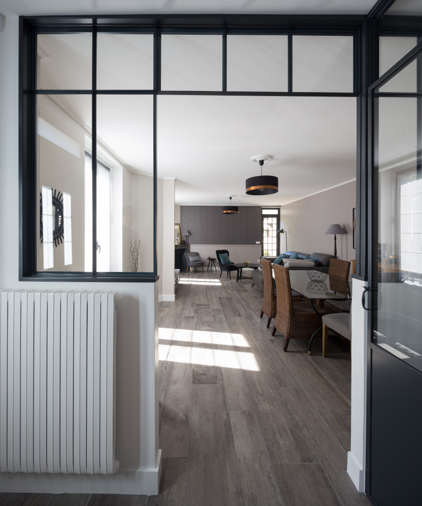 Inspiration för mellanstora moderna kapprum, med grå väggar, klinkergolv i terrakotta, en enkeldörr, en svart dörr och grått golv