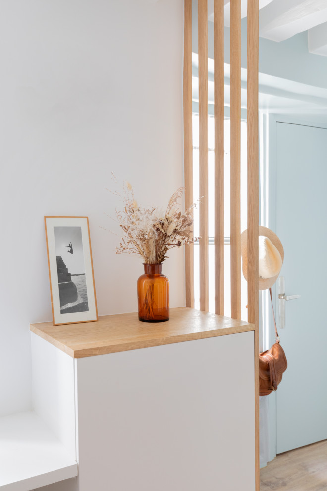 Inspiration for a scandinavian entryway remodel in Paris