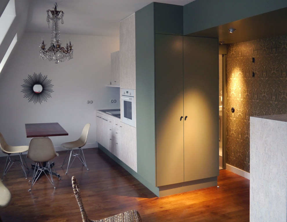 Réalisation d'un petit hall d'entrée minimaliste avec un mur vert et un sol en bois brun.